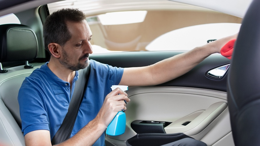 Jak usunąć zapach wymiocin z auta?