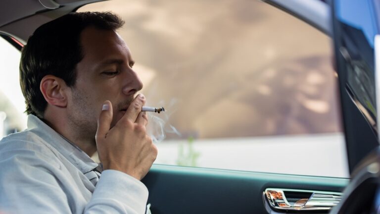 Jak usunąć zapach papierosów z auta?